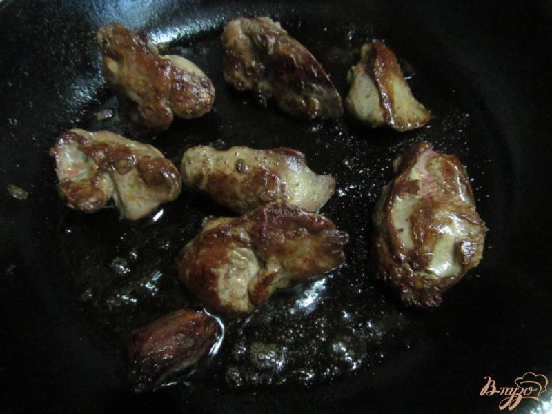 Фото приготовление рецепта: Овощной салат с куриной печенью шаг №4