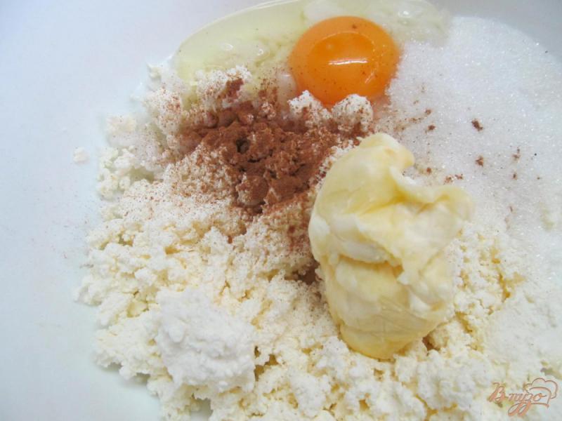Фото приготовление рецепта: Сырники с рисом под клубничным соусом шаг №2