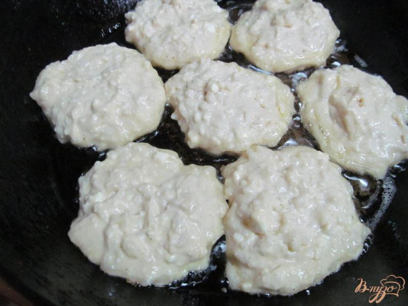 Фото приготовление рецепта: Сырники с рисом под клубничным соусом шаг №4