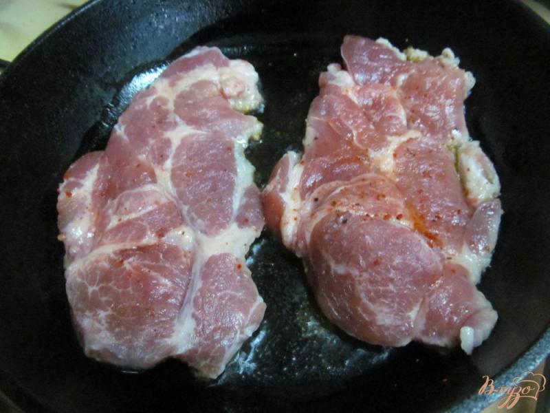 Фото приготовление рецепта: Отбивные из свиной шеи под сыром шаг №2
