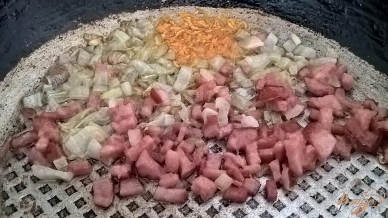 Фото приготовление рецепта: Суп с колбасой, брокколи и цветной капустой шаг №2