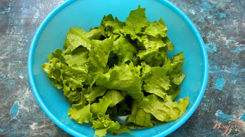 Фото приготовление рецепта: Салат со шпинатом и сыром шаг №2