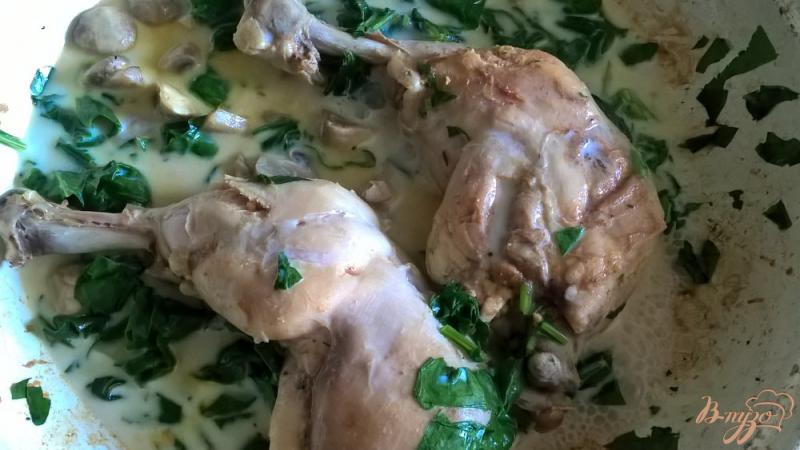Фото приготовление рецепта: Курица с грибами и шпинатом шаг №4