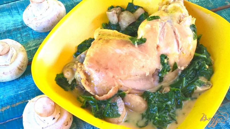 Фото приготовление рецепта: Курица с грибами и шпинатом шаг №5