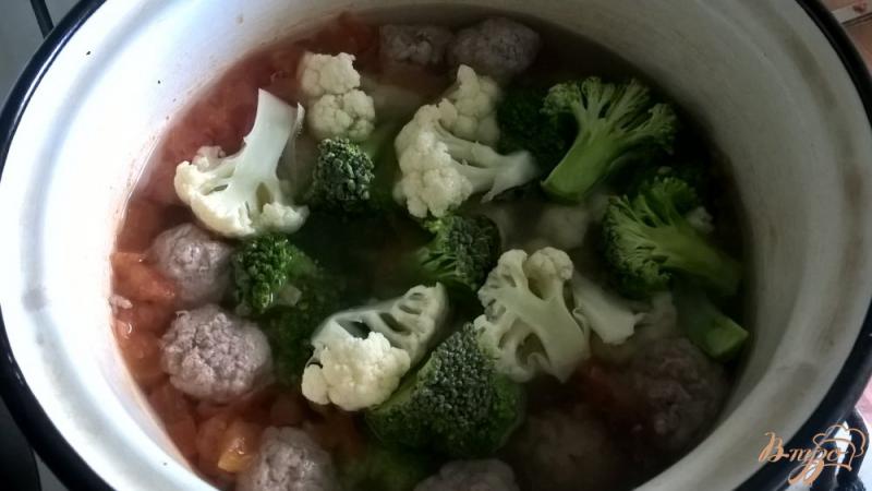 Фото приготовление рецепта: Суп с брокколи, цветной капустой и говяжьими фрикадельками шаг №7