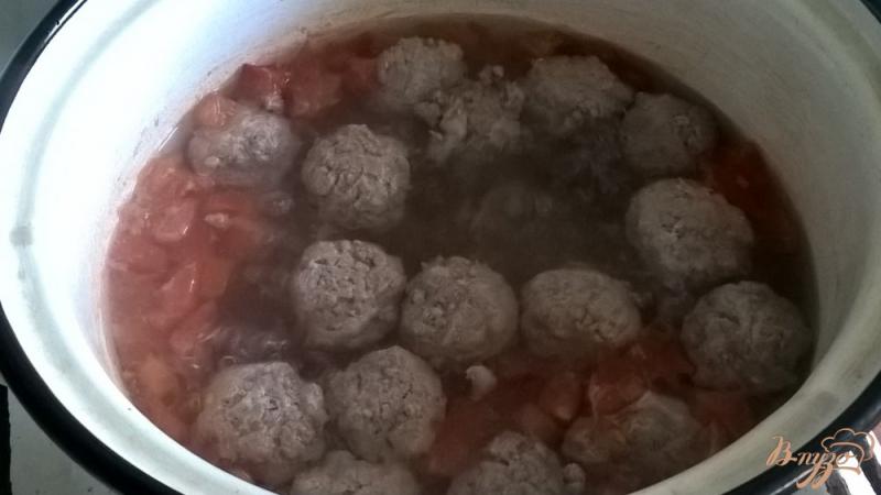 Фото приготовление рецепта: Суп с брокколи, цветной капустой и говяжьими фрикадельками шаг №6