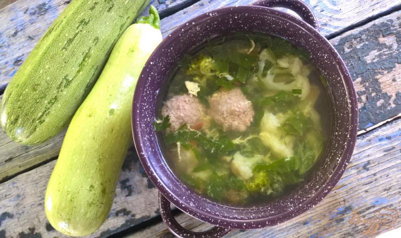 Фото приготовление рецепта: Суп с брокколи, цветной капустой и говяжьими фрикадельками шаг №9
