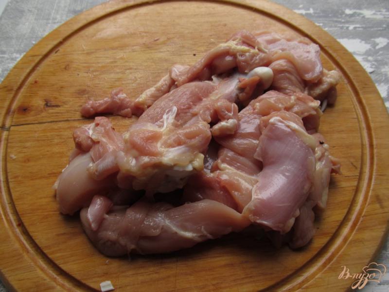 Фото приготовление рецепта: Курица с грибами в томатном соусе шаг №1