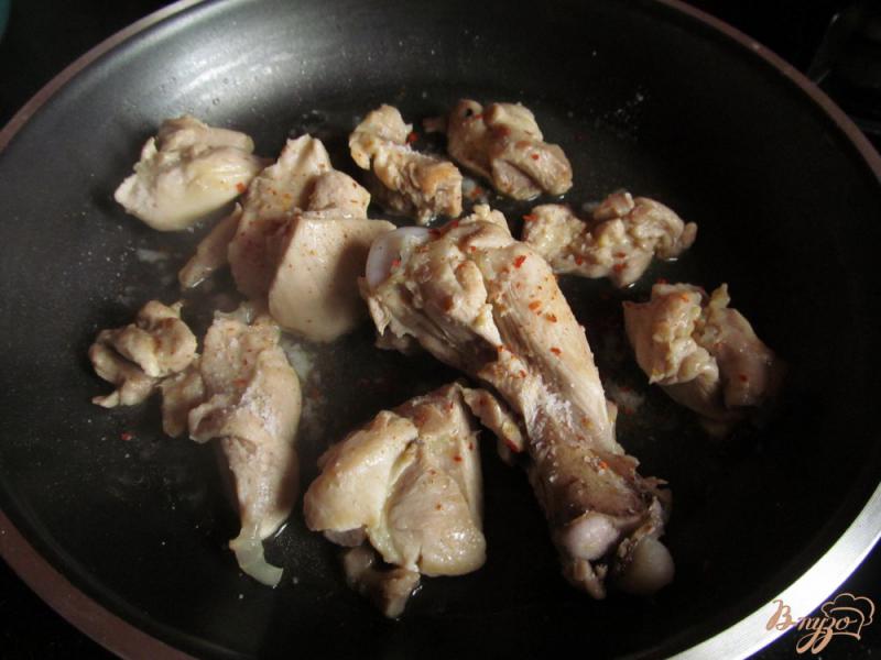 Фото приготовление рецепта: Курица с грибами в томатном соусе шаг №2