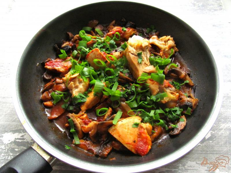 Фото приготовление рецепта: Курица с грибами в томатном соусе шаг №5