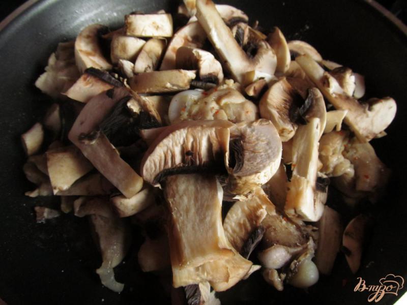 Фото приготовление рецепта: Курица с грибами в томатном соусе шаг №3