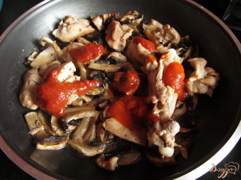 Фото приготовление рецепта: Курица с грибами в томатном соусе шаг №4
