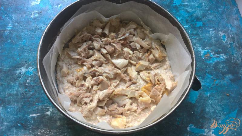 Фото приготовление рецепта: Пирог без муки с курицей и грибами шаг №5