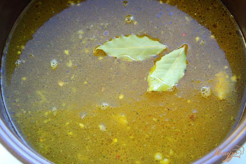 Фото приготовление рецепта: Суп с консервированным горошком и яйцами в мультиварке шаг №4