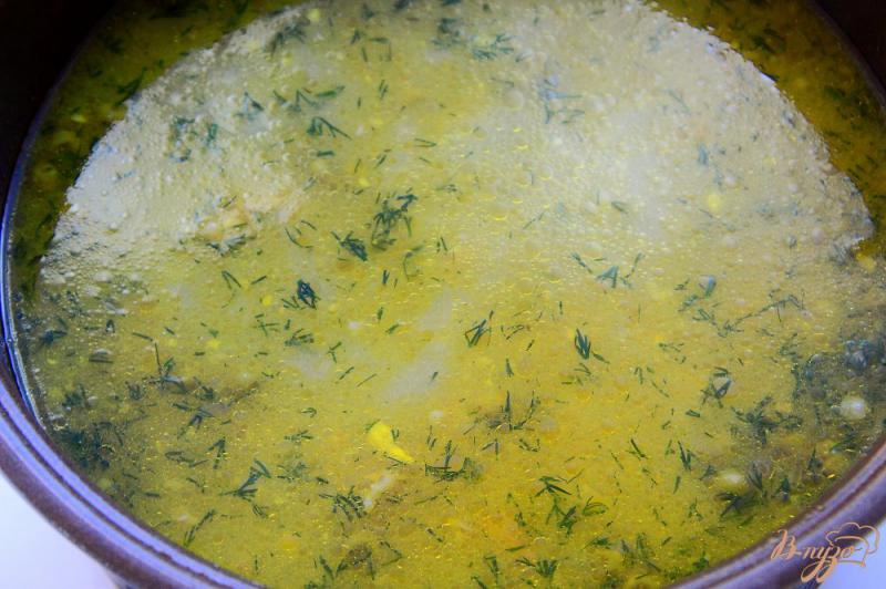 Фото приготовление рецепта: Суп с консервированным горошком и яйцами в мультиварке шаг №7