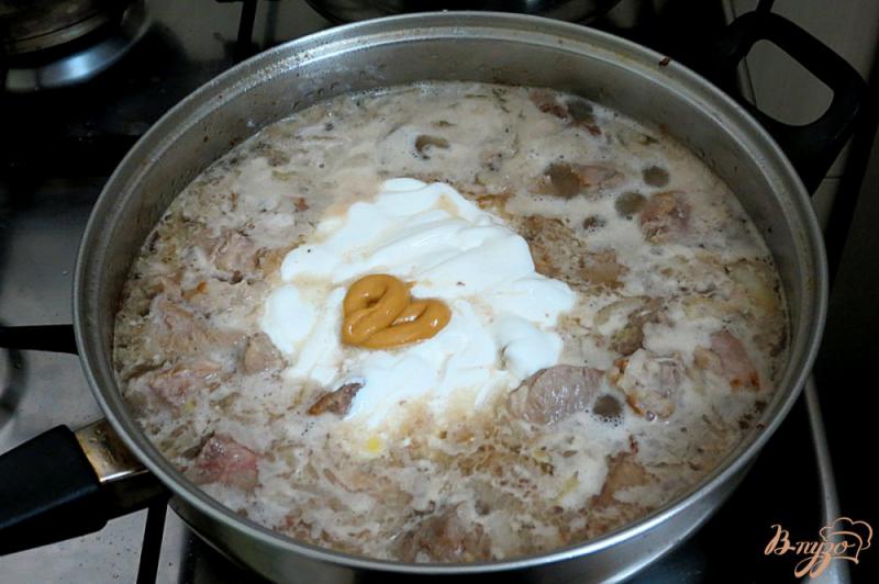 Фото приготовление рецепта: Свинина всметанно-горчичном соусе шаг №5