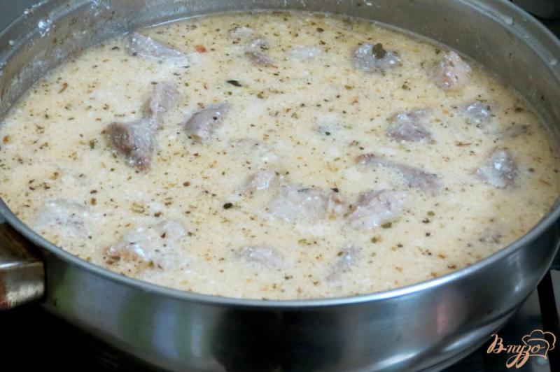 Фото приготовление рецепта: Свинина всметанно-горчичном соусе шаг №6