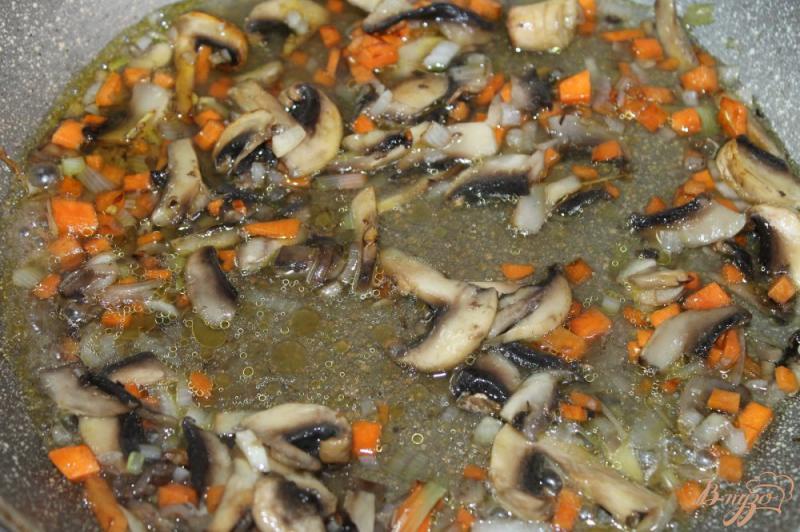 Фото приготовление рецепта: Крем - суп из шампиньонов на курином бульоне шаг №4