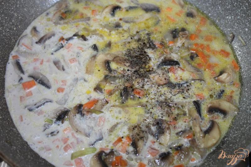 Фото приготовление рецепта: Крем - суп из шампиньонов на курином бульоне шаг №5
