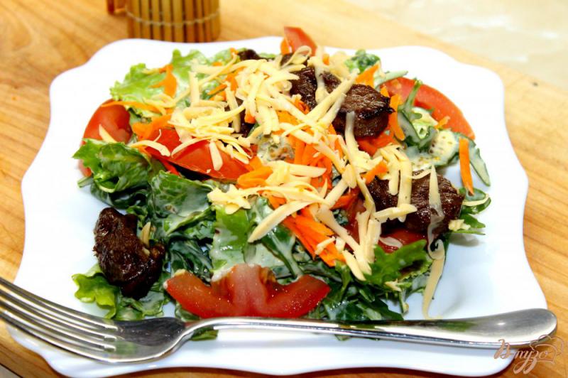 Фото приготовление рецепта: Салат с уткой, сыром и морковью шаг №6