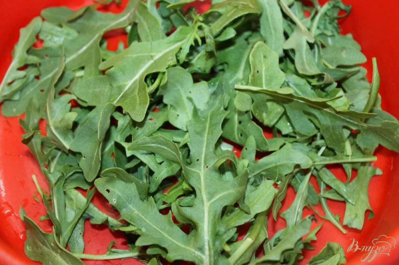 Фото приготовление рецепта: Легкий салат для ужина из рукколы, овощей и сыра шаг №1