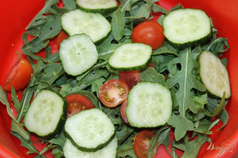 Фото приготовление рецепта: Легкий салат для ужина из рукколы, овощей и сыра шаг №3