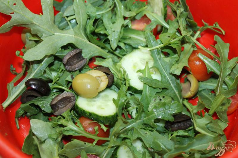 Фото приготовление рецепта: Легкий салат для ужина из рукколы, овощей и сыра шаг №4