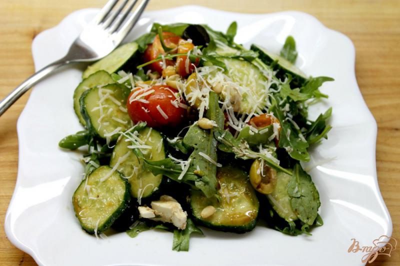 Фото приготовление рецепта: Легкий салат для ужина из рукколы, овощей и сыра шаг №7