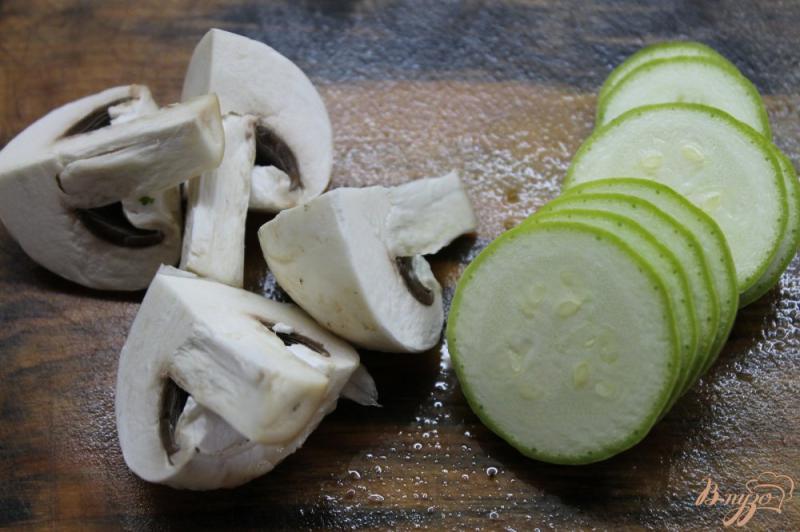 Фото приготовление рецепта: Теплый салат с грибами, кабачками и листьям салата шаг №1