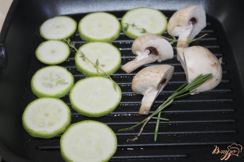Фото приготовление рецепта: Теплый салат с грибами, кабачками и листьям салата шаг №2