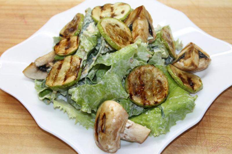 Фото приготовление рецепта: Теплый салат с грибами, кабачками и листьям салата шаг №7