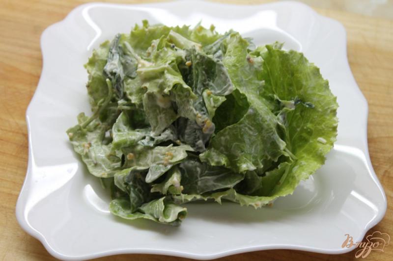 Фото приготовление рецепта: Теплый салат с грибами, кабачками и листьям салата шаг №6