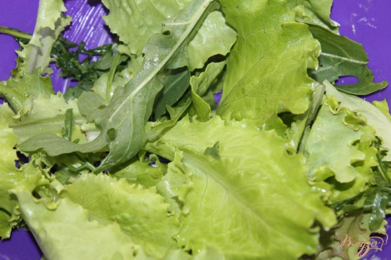 Фото приготовление рецепта: Теплый салат с грибами, кабачками и листьям салата шаг №4