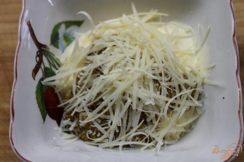 Фото приготовление рецепта: Теплый салат с грибами, кабачками и листьям салата шаг №5