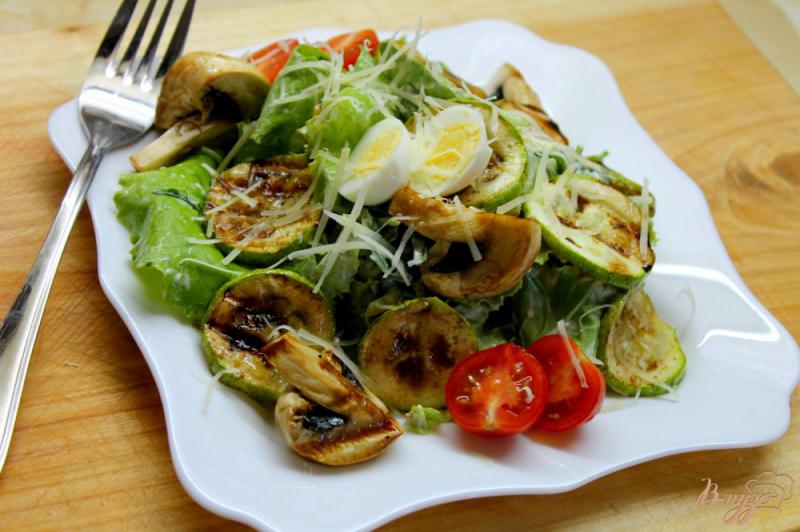 Фото приготовление рецепта: Теплый салат с грибами, кабачками и листьям салата шаг №8
