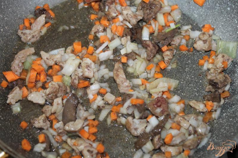 Фото приготовление рецепта: Рис с курицей и куриной печенью на сковороде шаг №4