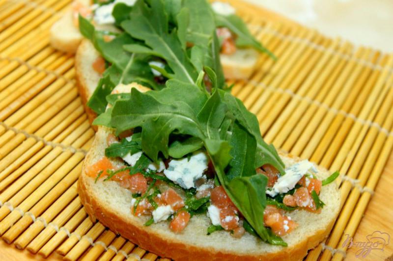 Фото приготовление рецепта: Гренки с лососем, шпинатом и сыром с голубой плесенью шаг №6