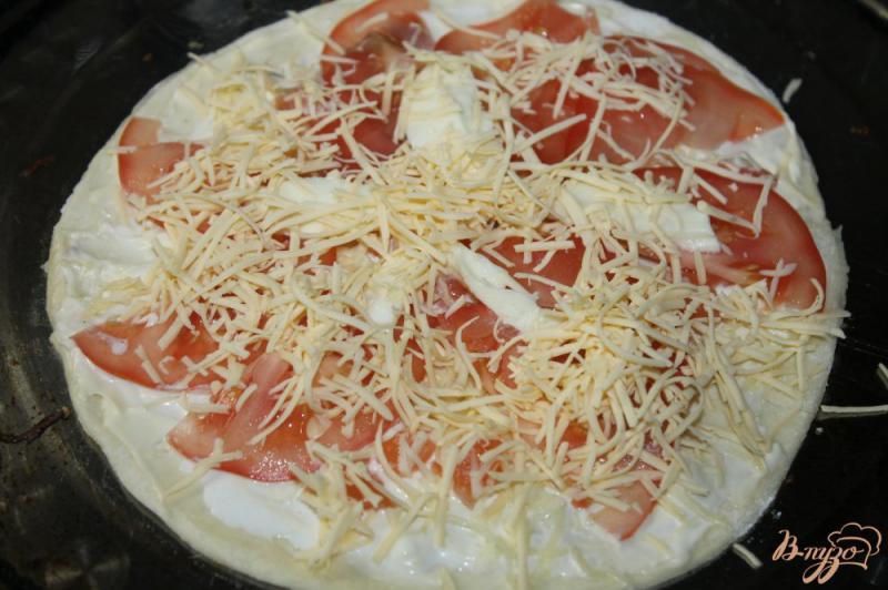 Фото приготовление рецепта: Пицца с лососем, помидорами и моцареллой шаг №6