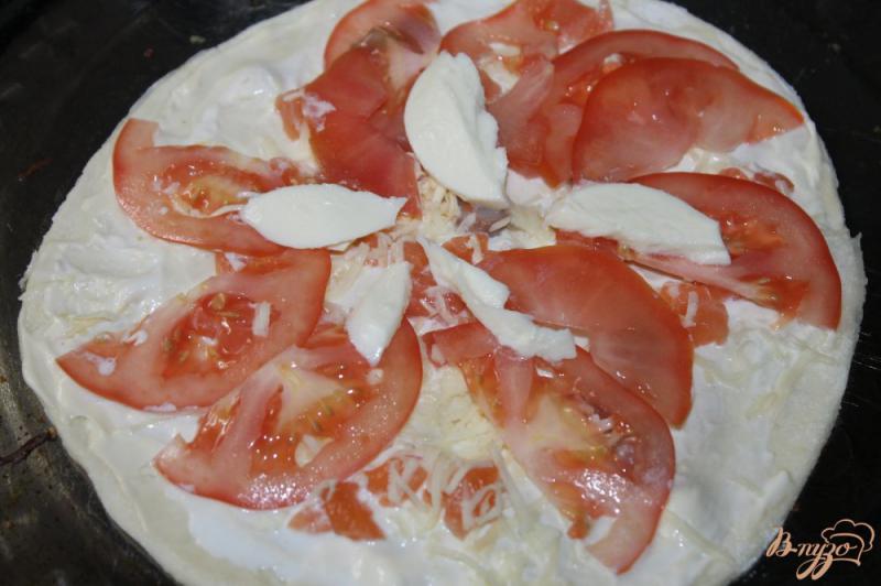 Фото приготовление рецепта: Пицца с лососем, помидорами и моцареллой шаг №5