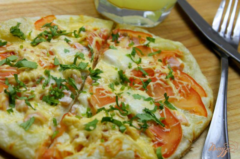 Фото приготовление рецепта: Пицца с лососем, помидорами и моцареллой шаг №7
