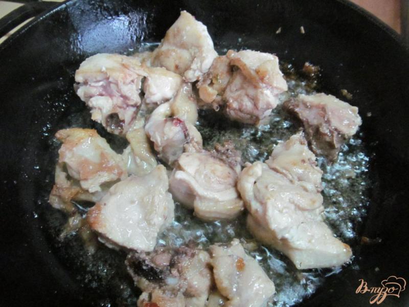Фото приготовление рецепта: Курица с макаронами и помидором шаг №3