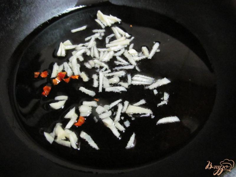 Фото приготовление рецепта: Курица с макаронами и помидором шаг №1