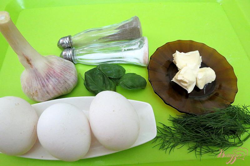 Фото приготовление рецепта: Яйца фаршированные с базиликом шаг №1