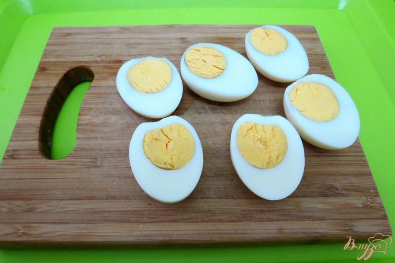 Фото приготовление рецепта: Яйца фаршированные с базиликом шаг №2