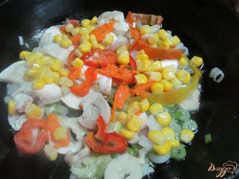 Фото приготовление рецепта: Теплый салат с макаронами и грибами шаг №3