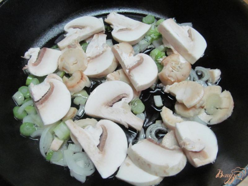 Фото приготовление рецепта: Теплый салат с макаронами и грибами шаг №2