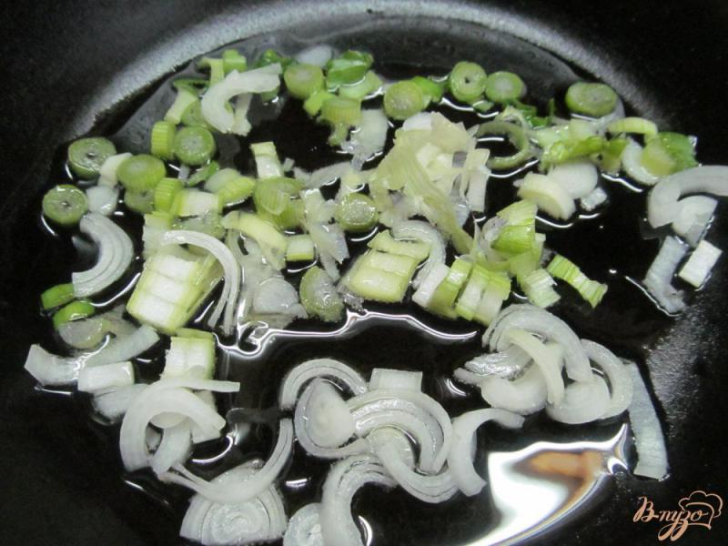 Фото приготовление рецепта: Теплый салат с макаронами и грибами шаг №1