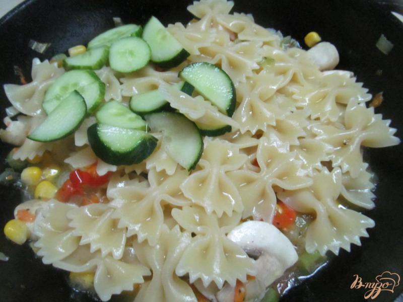 Фото приготовление рецепта: Теплый салат с макаронами и грибами шаг №4