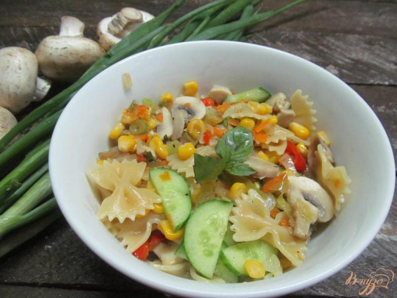 Фото приготовление рецепта: Теплый салат с макаронами и грибами шаг №6