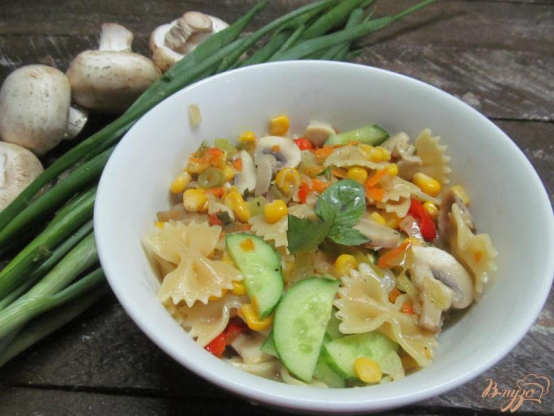 Фото приготовление рецепта: Теплый салат с макаронами и грибами шаг №5